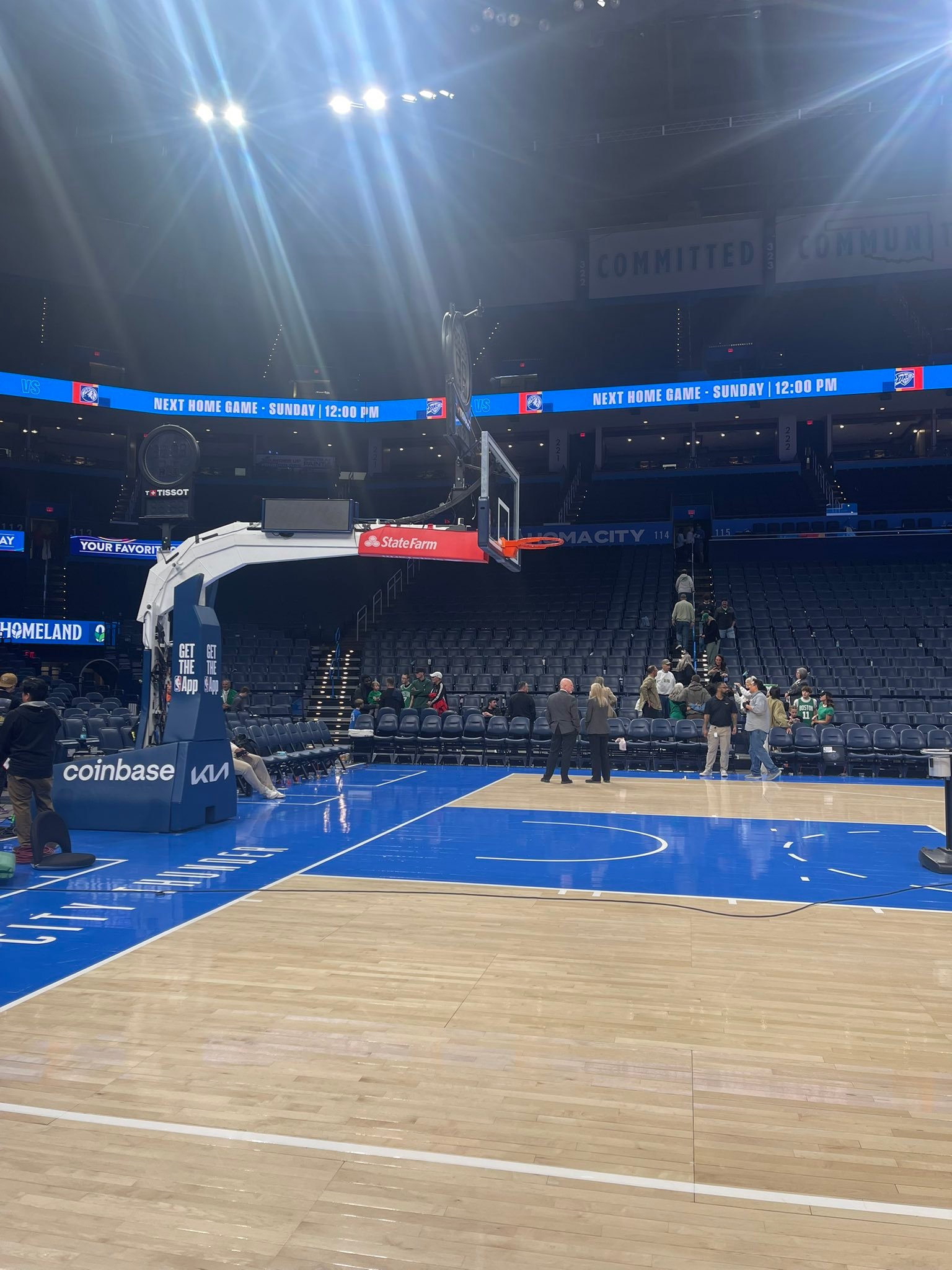 亚历山大和他的家人们赛后带走了Paycom Center两个篮筐的球网留作纪念。