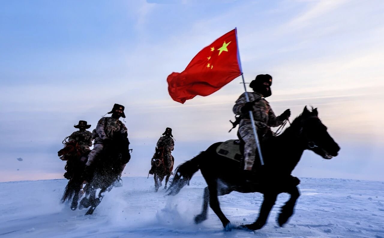 年底了！还没实现完全机械化的中国陆军新疆军区某边防团官兵骑马开展巡逻任务，他们高