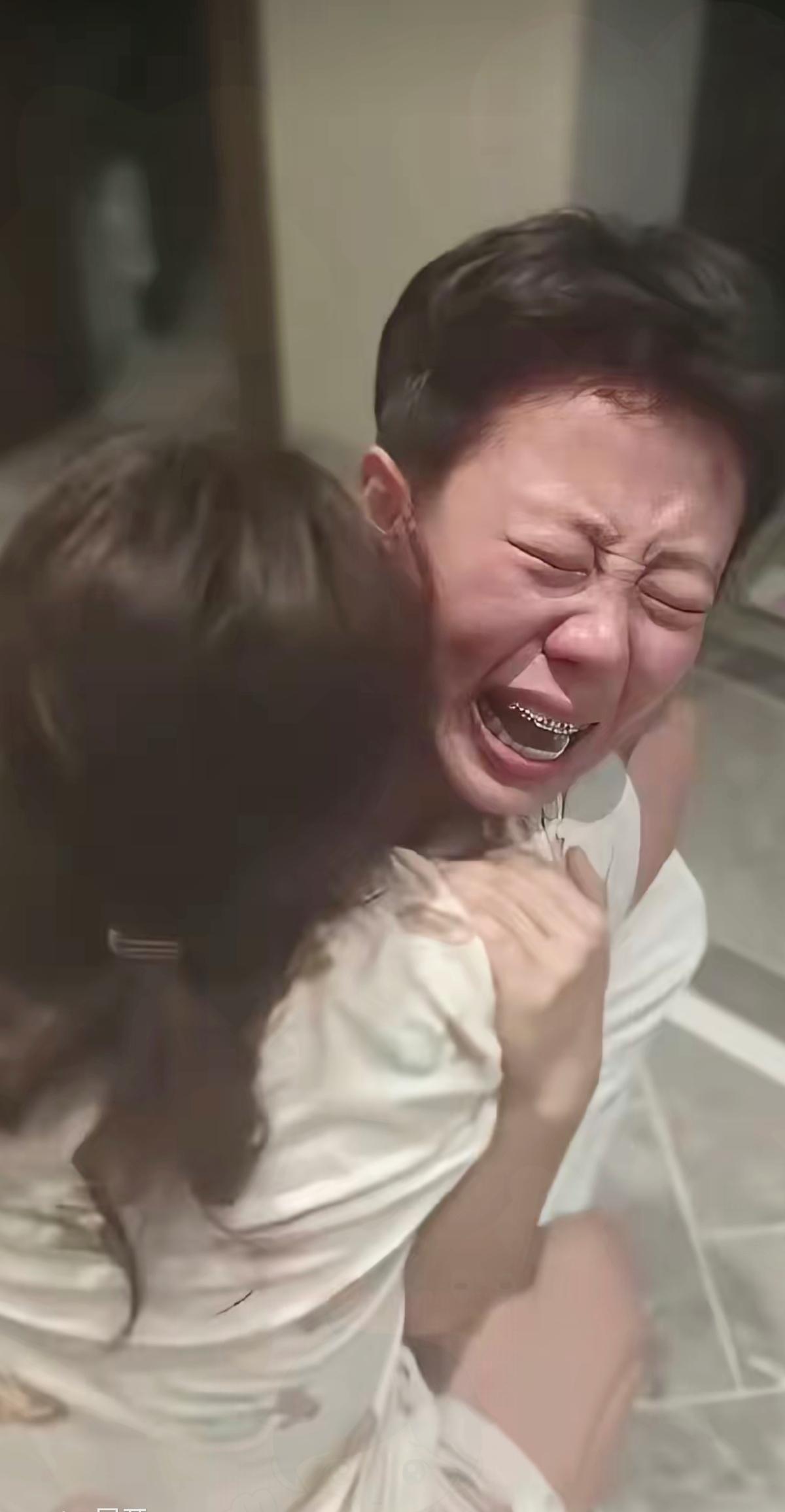 山西女孩颤抖着手点开高考成绩，屏幕数字跳出来的瞬间，她二话不说跪在妈妈跟前。妈妈