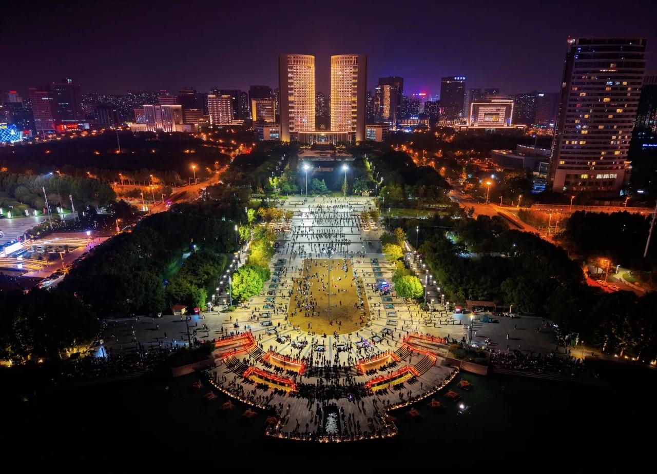 刚刚，合肥夜空出现惊艳一幕
亲眼见证1024架无人机以夜空为幕，在AI的精准操控