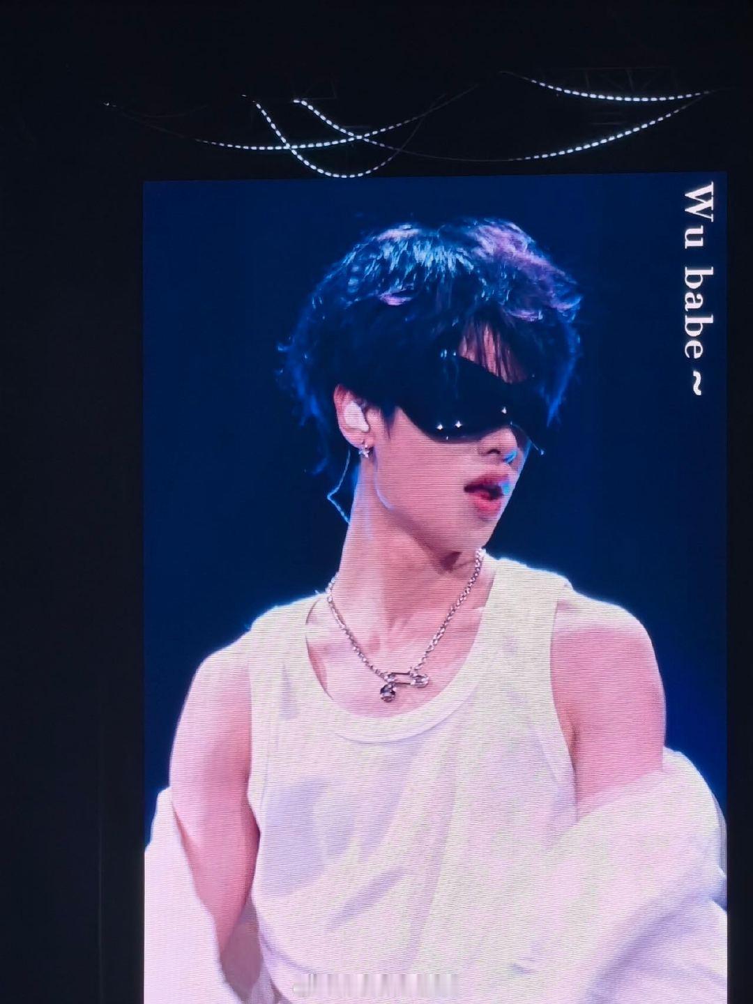 黄明昊演唱会 沉浸式舞台体验直接拉满！整场舞美设计满是巧思，灯光的明暗律动、大屏