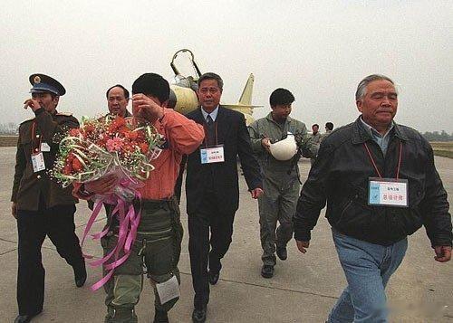 拥有自主军工体系有多么重要1998年3月23日，国产歼10战机首飞。首席试飞员雷