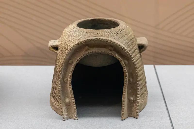 近日，汉魏洛阳故城遗址博物馆里，一件西晋陶熨斗成了焦点。它由熨斗与支架组成，熨斗