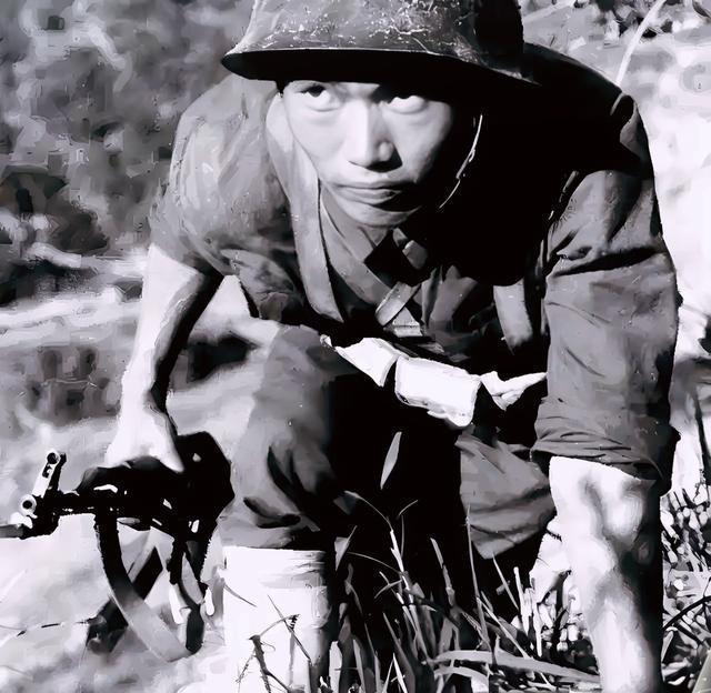 1984年，一名解放军战士不慎摔落悬崖和部队失去了联系，但令他万万没想到的是，他