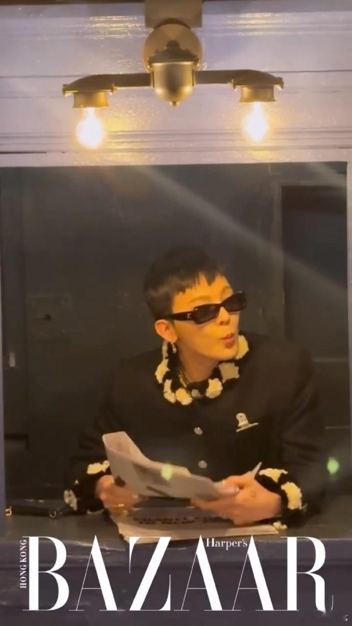 权志龙狗啃刘海权志龙新发型好短 权志龙亮相纽约香奈儿大秀。 