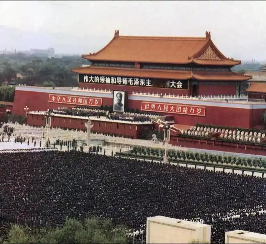 很少有哪一年，能像1976年这样留下如此密集、如此沉重的印记。上至国家顶层，下到