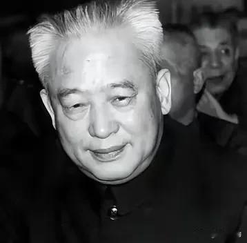 1960年石油部长余秋里为救大庆油田，请求罗瑞卿派飞机运5吨焊条，却被罗瑞卿怒斥