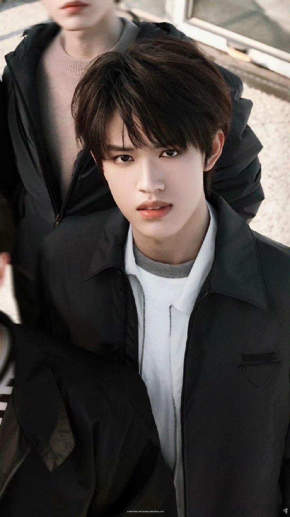 张极海军蓝suit造型张极高领毛衫 张极真的穿什么都好看，这套海军蓝西装剪裁特别