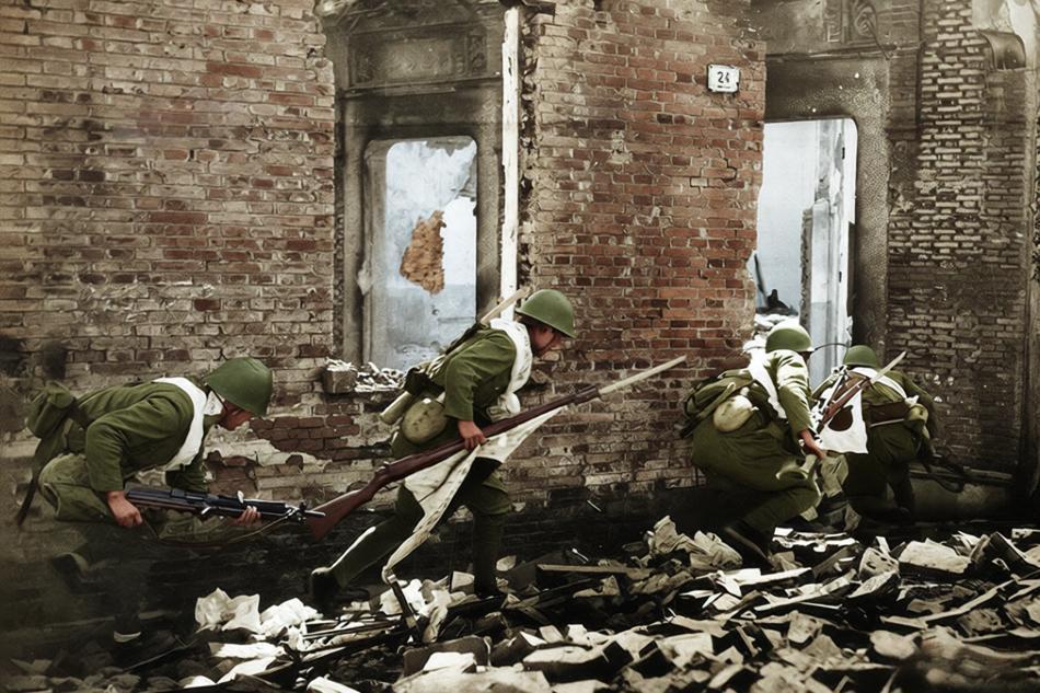 1937年淞沪会战中，上海北站附近闸北城区。几个鬼子兵在激烈巷战中，利用废墟掩护