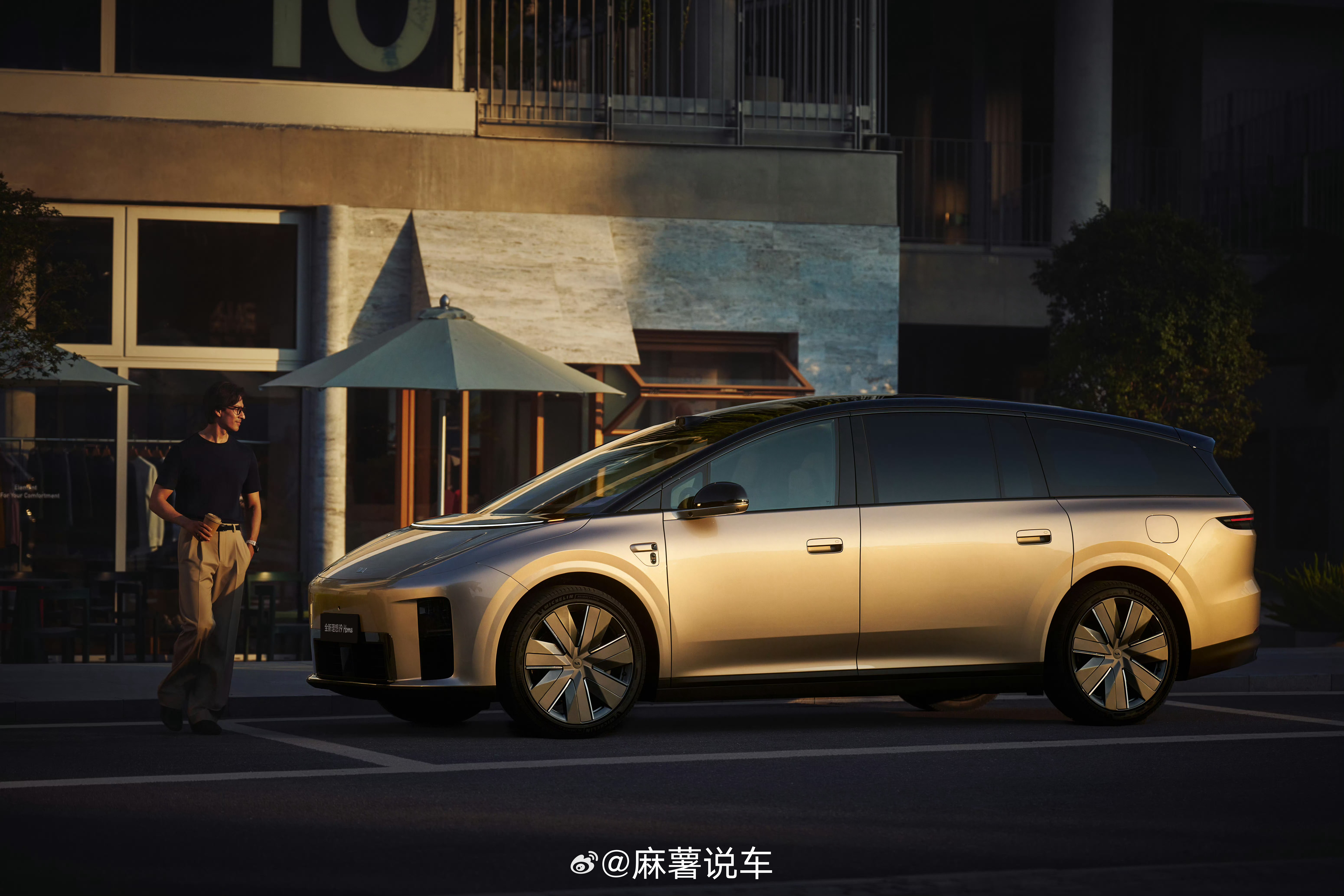 李想谈为什么不跟风做大车理想i系列从立项的时候，思路就很务实，不把单纯加大车身当