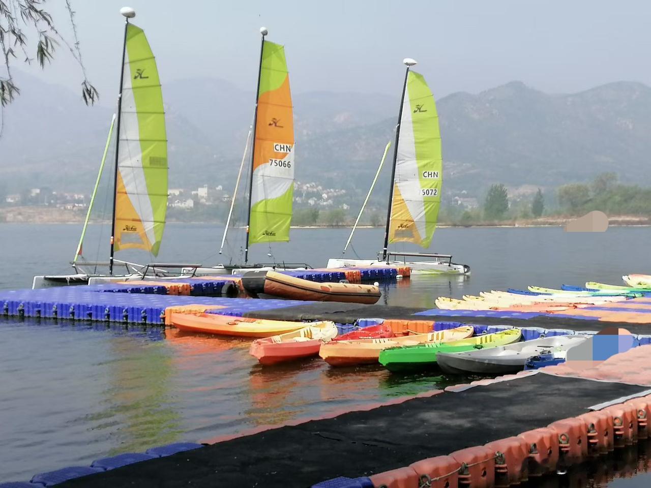 张雪峰为什么能受欢迎?
【小对联】
上：共振；
下：……？