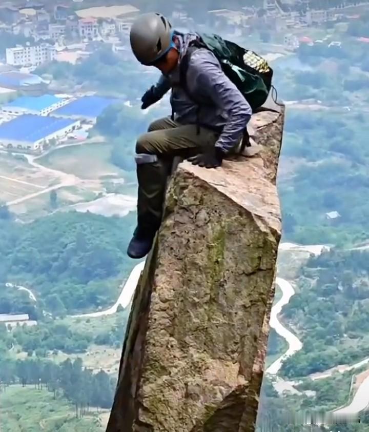 《胆量》

文/范圣嘉

玩命的运动，生死皆在一瞬间。攀岩、登山是一种别具挑战的