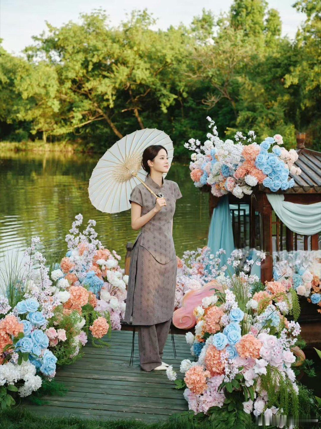 欧阳娜娜江南游船大片欧阳娜娜赴宴新中式穿搭烟雨江南，画船听雨。欧阳娜娜一袭白裙立