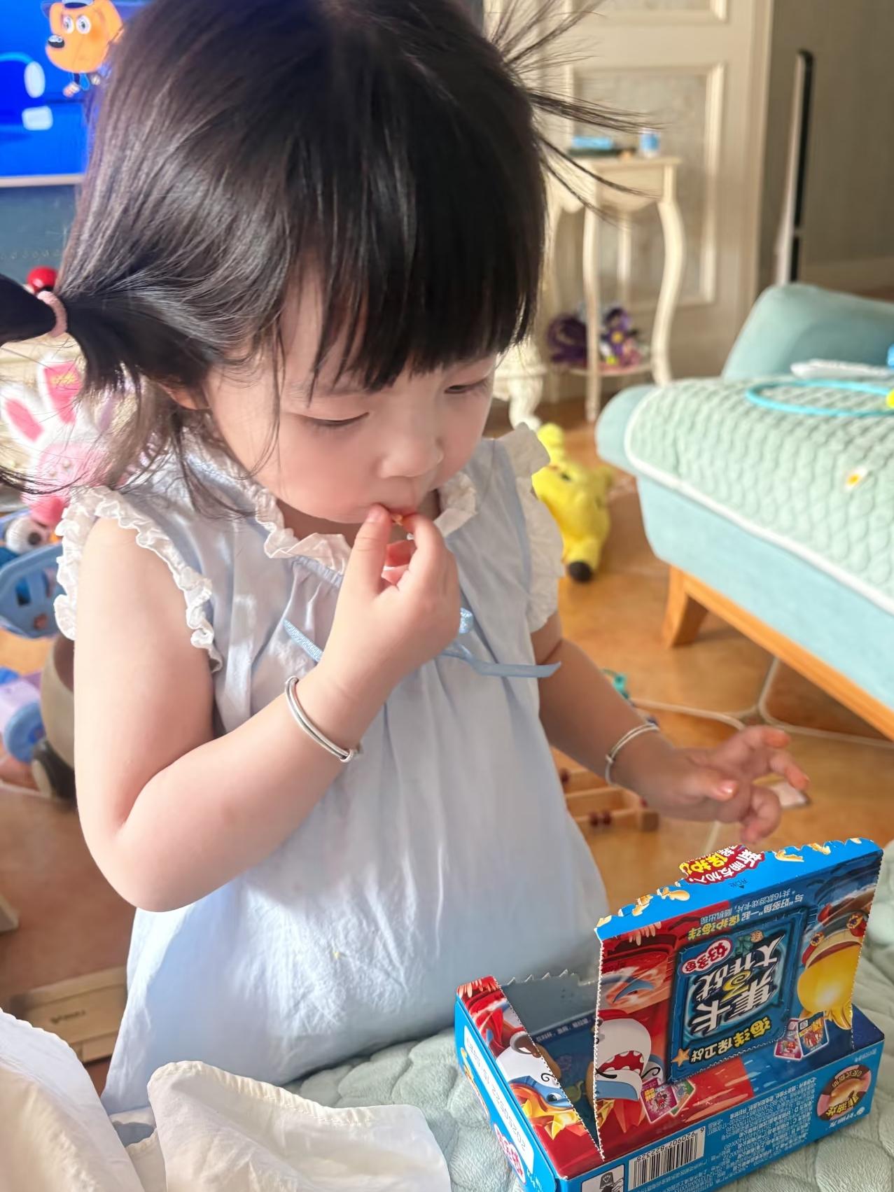 我家给小孩偶尔的吃零食，有时候会作为一个小奖励，不能经常吃哦。