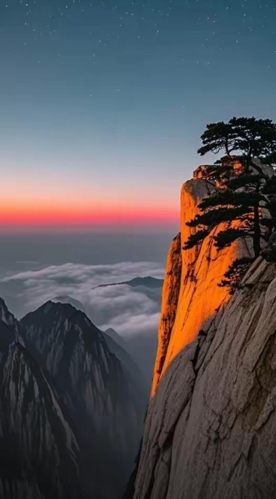 通体皆为苍劲花岗岩峭壁，山势凌空拔地而起，峰峦刺破云天。千仞绝壁直落万丈，长空栈