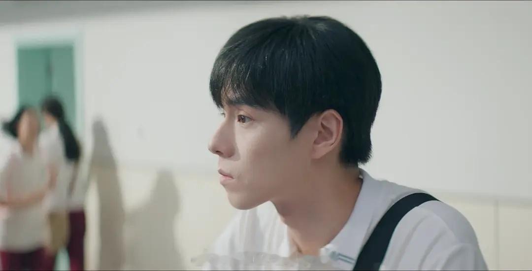 黄景瑜胡一天高中生扮相，一个92年，一个93年，为什么不让小演员演高中时期，保养