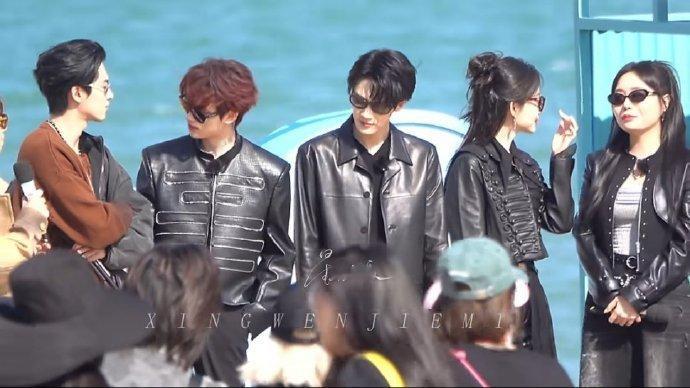 王鹤棣挑丁程鑫下巴你好星期六海南团建路透杀疯了！王鹤棣挑丁程鑫下巴的动作自然又撩