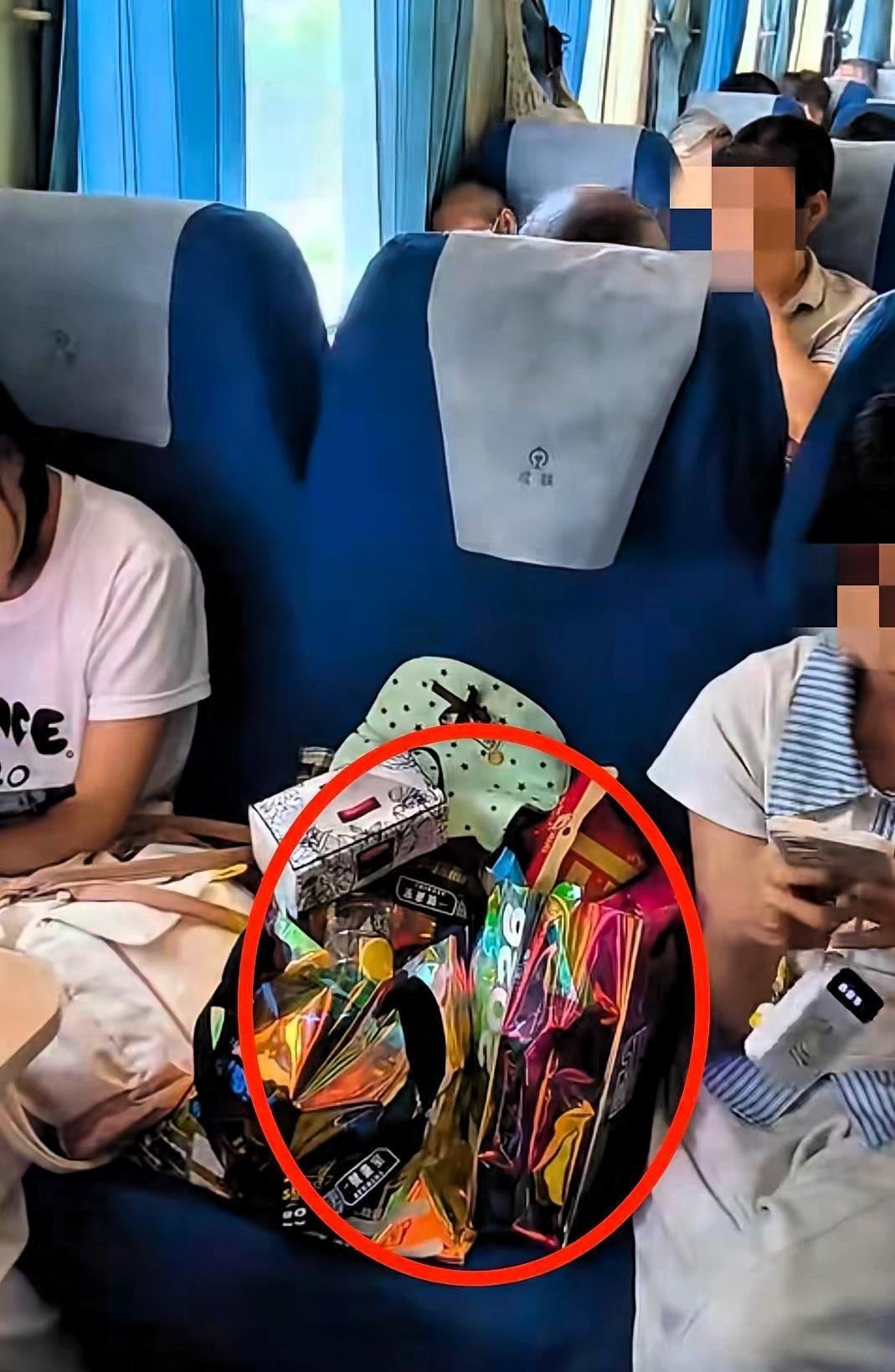 8月18日江苏一趟列车上，两个小姑娘买了三张硬座连座票，中间座位堆满零食和背包，