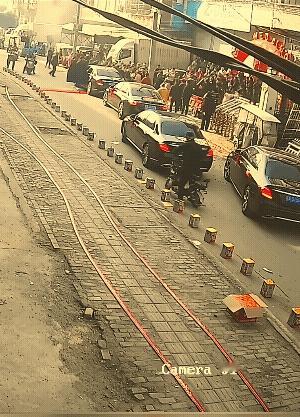 有人敢放，有人敢走。
老头没有想到烟花跑的这么快，还好，他瞬间把自行车扔了，才没