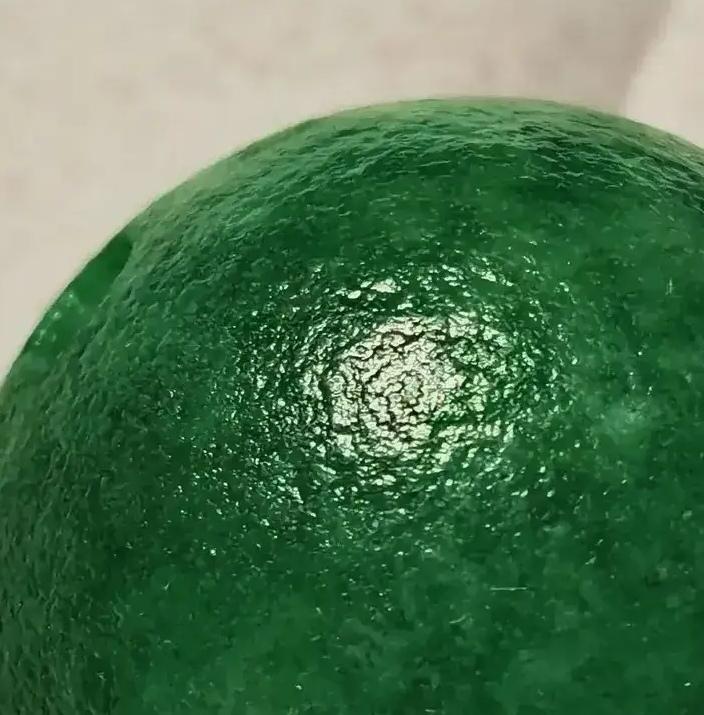 直径3.0厘米。
很喜欢这颗翡翠珠子。
绿油油的，
绿得非常均匀。
看过很多珠子