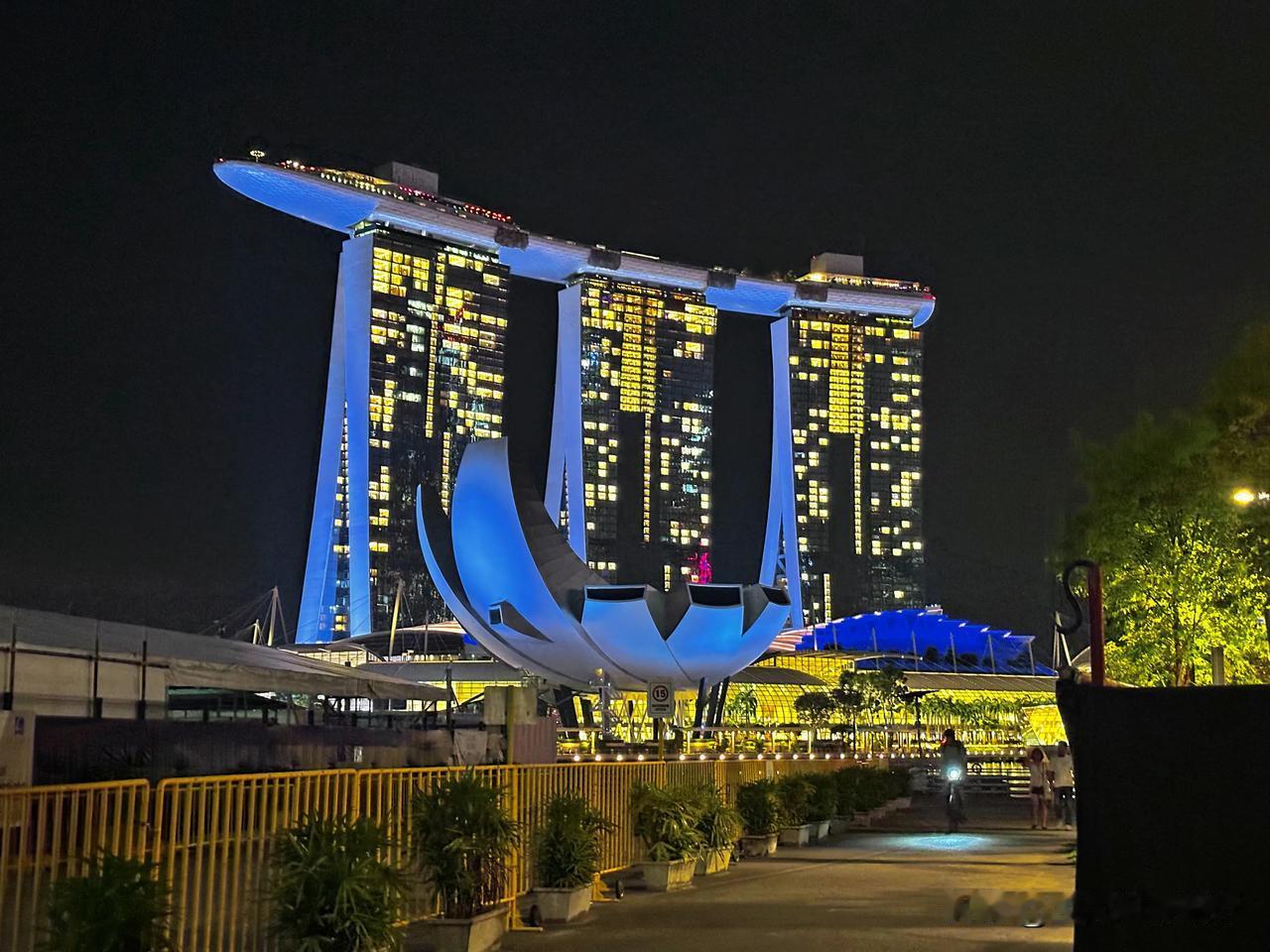 一张照片证明你来到重庆重庆来福士广场太壮观了！夜景🌃炫酷得不得了！