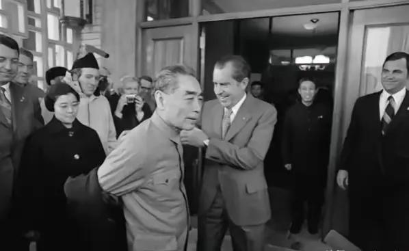 大家仔细看，美国总统尼克松在与周总理会面时，竟然亲自帮助周总理脱下了大衣，两个人