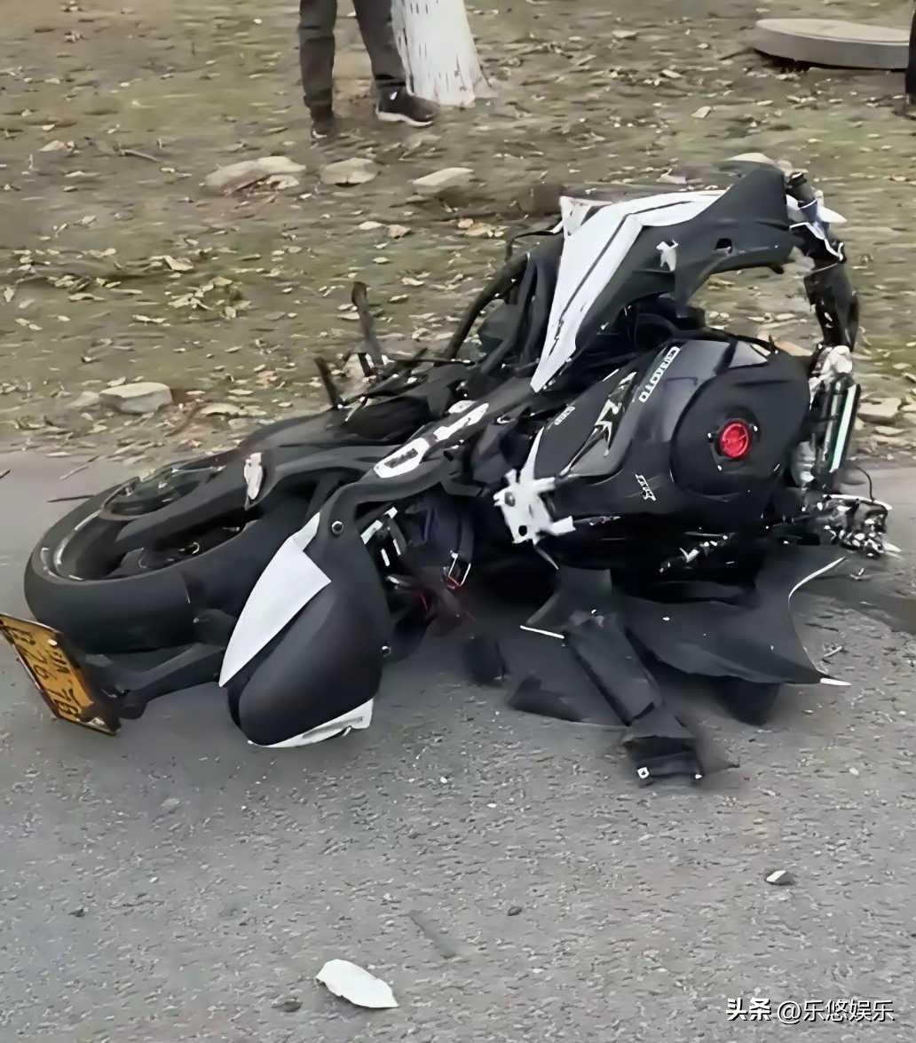 姑娘骑摩托车速度有点快了，车祸现场，姑娘倒地上姿势有点不雅，可惜了。