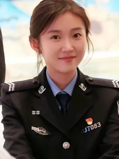 🌺🌺🌺🌺🌺这笑容够迷人不？青春可爱的警花，