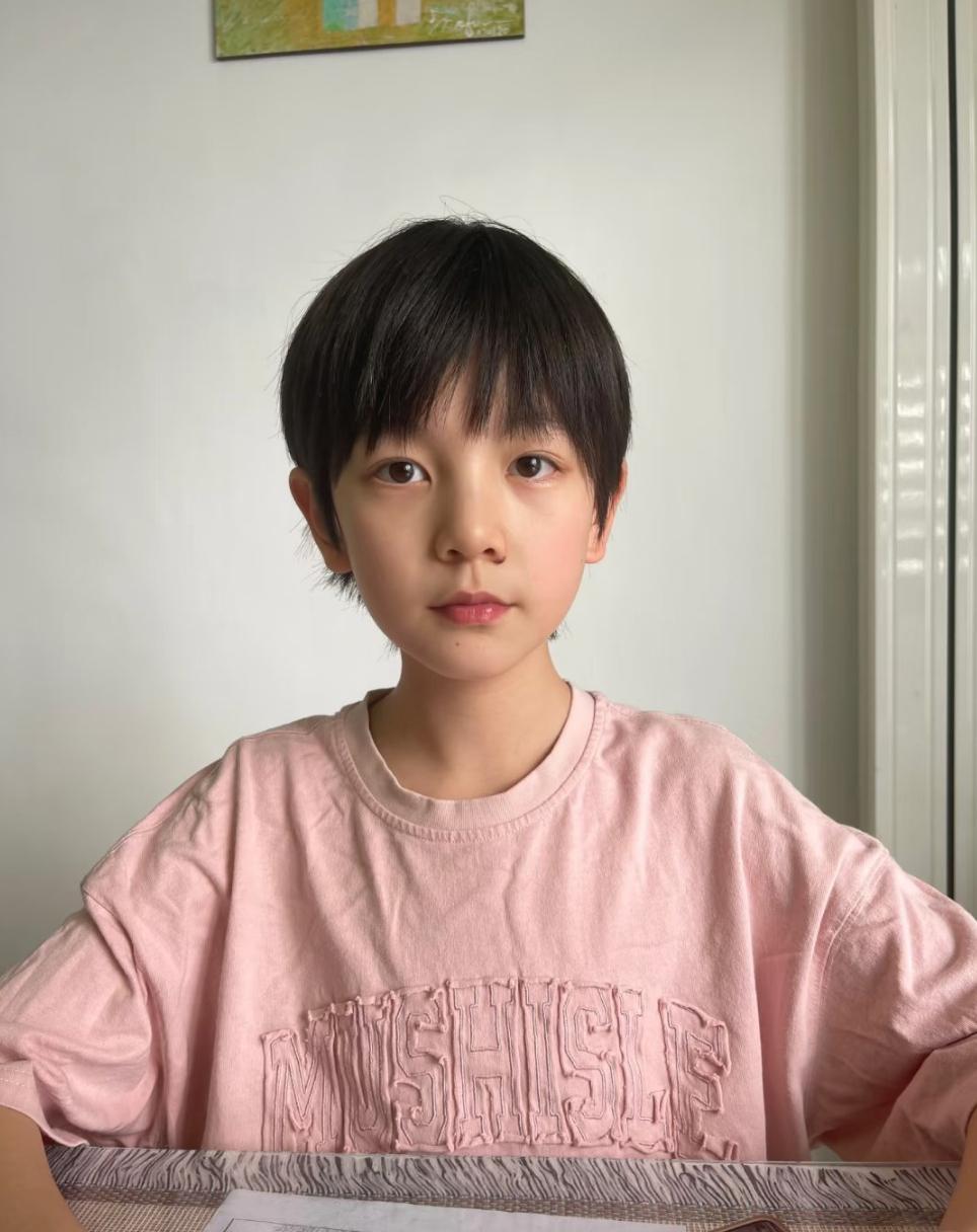 时代峰峻又掏上了 五代又来了一个小孩 之前是个演员 好像是叫宋金泽吧 孩子长得好