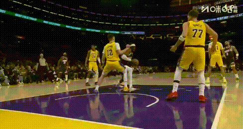 该挨批！东契奇2分钟连送5失误，湖人被打19:4。
首节的杀神二节末段成了失误之