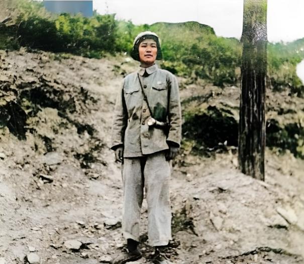 这是抗日名将戴安澜女儿的一张罕见照片，照片拍摄于抗美援朝的战场上，她穿着军装，身