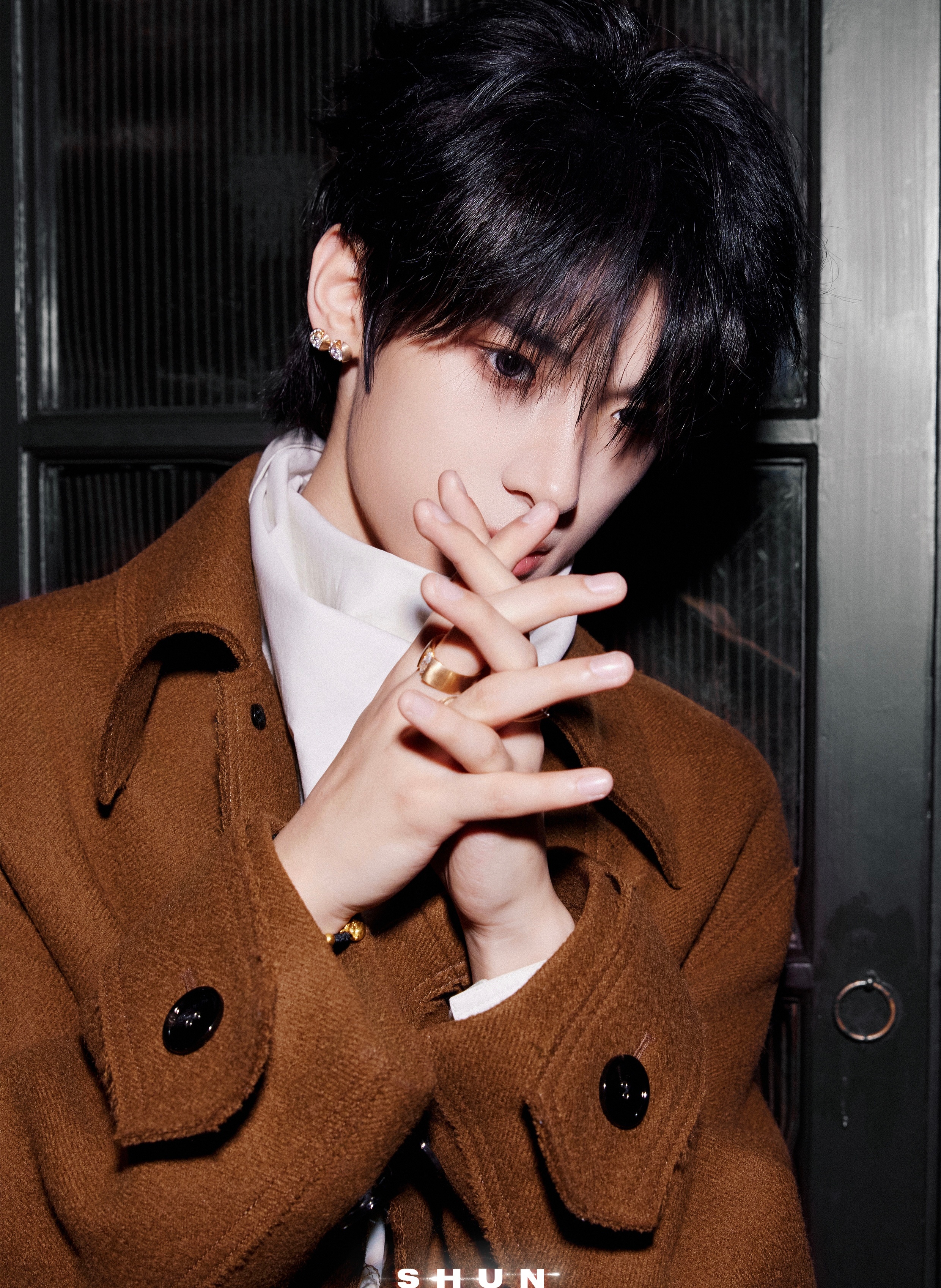 歌手张峻豪今日出席精品购物指南流光盛典造型图集，身着棕色毛呢大衣演绎秋日暖意，帅