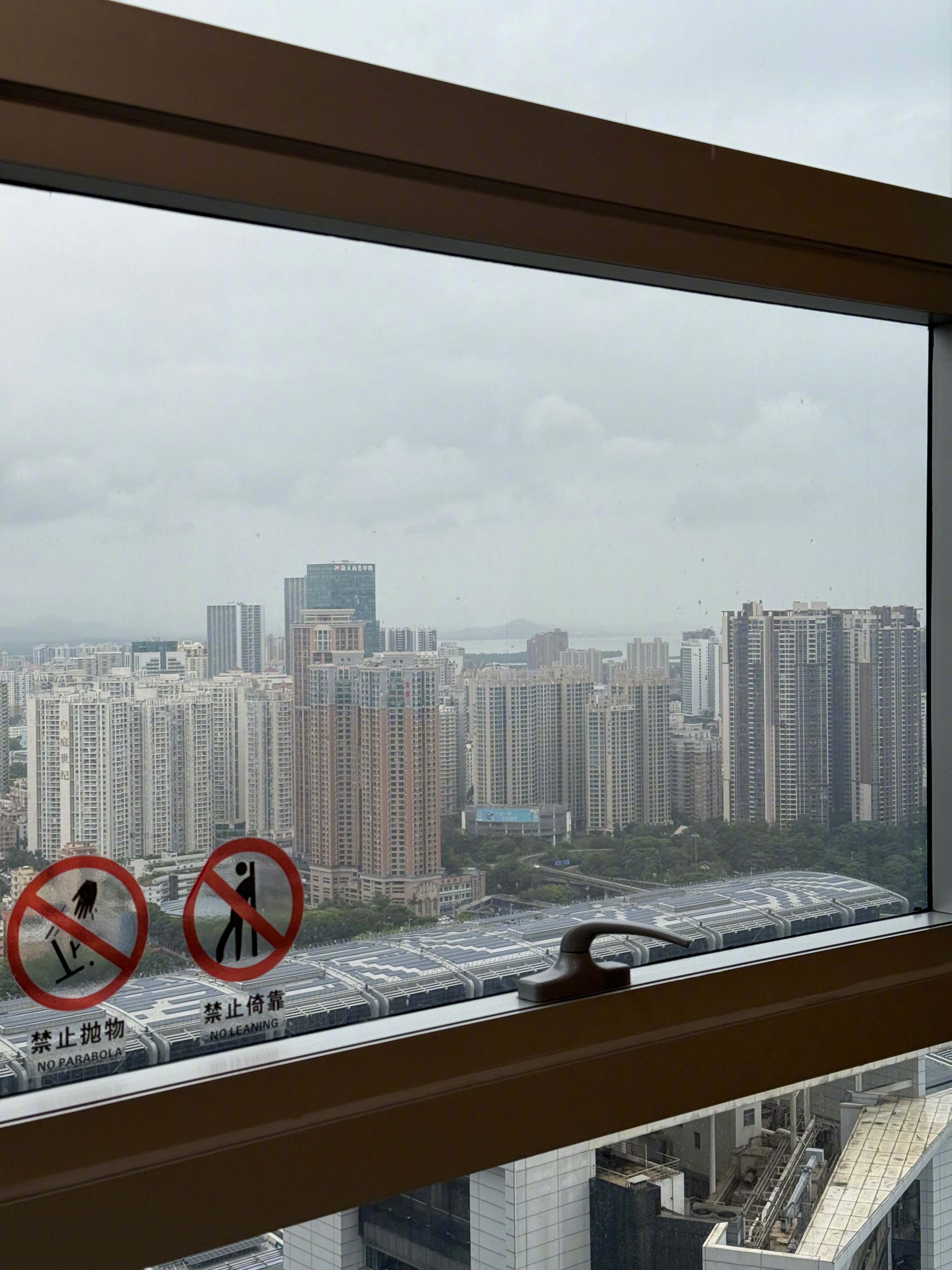 今儿带老妈来私立医院做妇科检查和洗牙。没想到医生一个劲儿夸我，说头回见儿子陪妈来