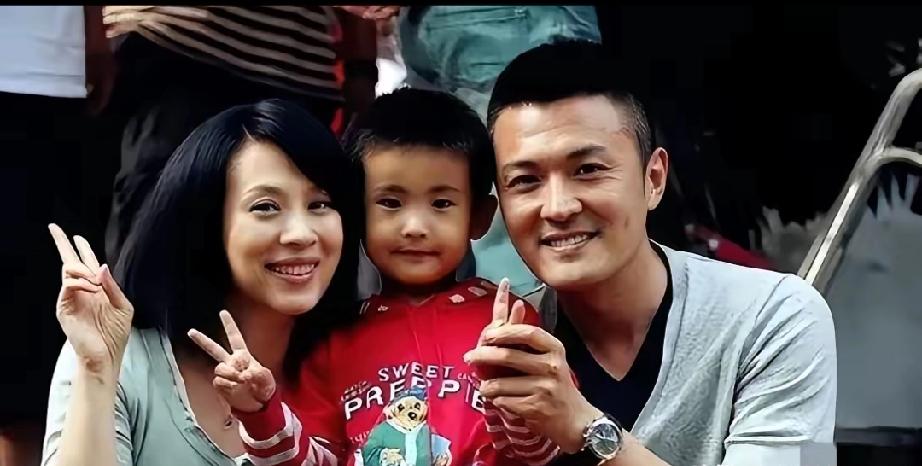 亦正亦邪太惊艳！于小伟凭《秋霜》碾压对手，年代戏男神实至名归
 
      从
