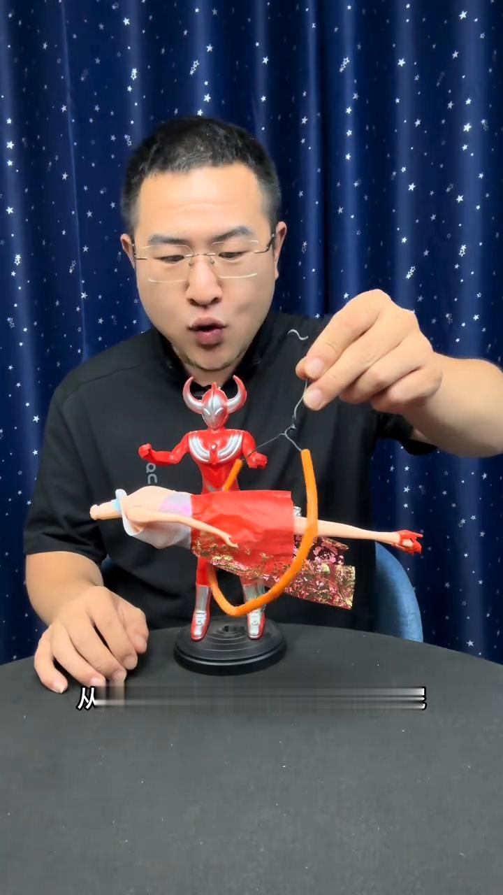 街头人体漂浮术，今天终于破解了。
大家好，视频中的人体漂浮是如何做到的？接下来就