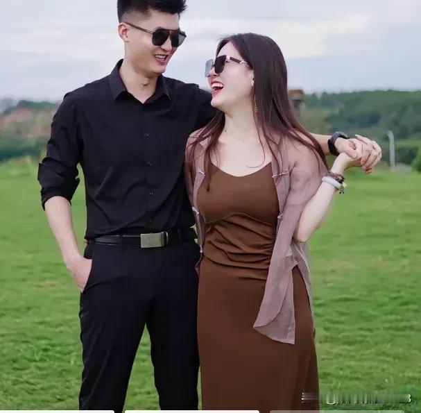 离婚后是否再婚
看数据
1、头婚，幸福率61.71%
2、复婚，幸福率47.93