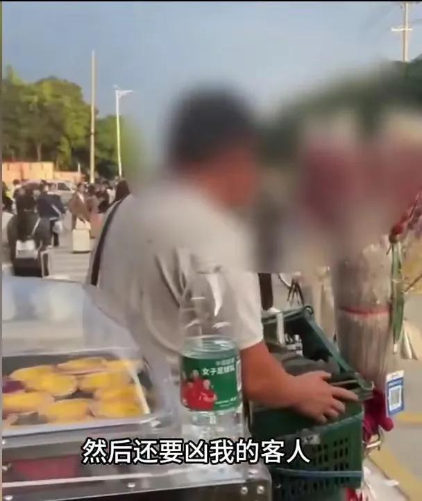 【女大学生在校门口卖糖葫芦遭多名男子威胁？“摆摊影响我们”】
根据多方媒体的报道