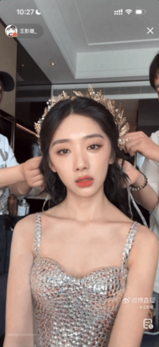 王影璐星光大赏直播像女友报备王影璐星光大赏直播化妆谁懂啊！早上刚醒就接到了王影璐