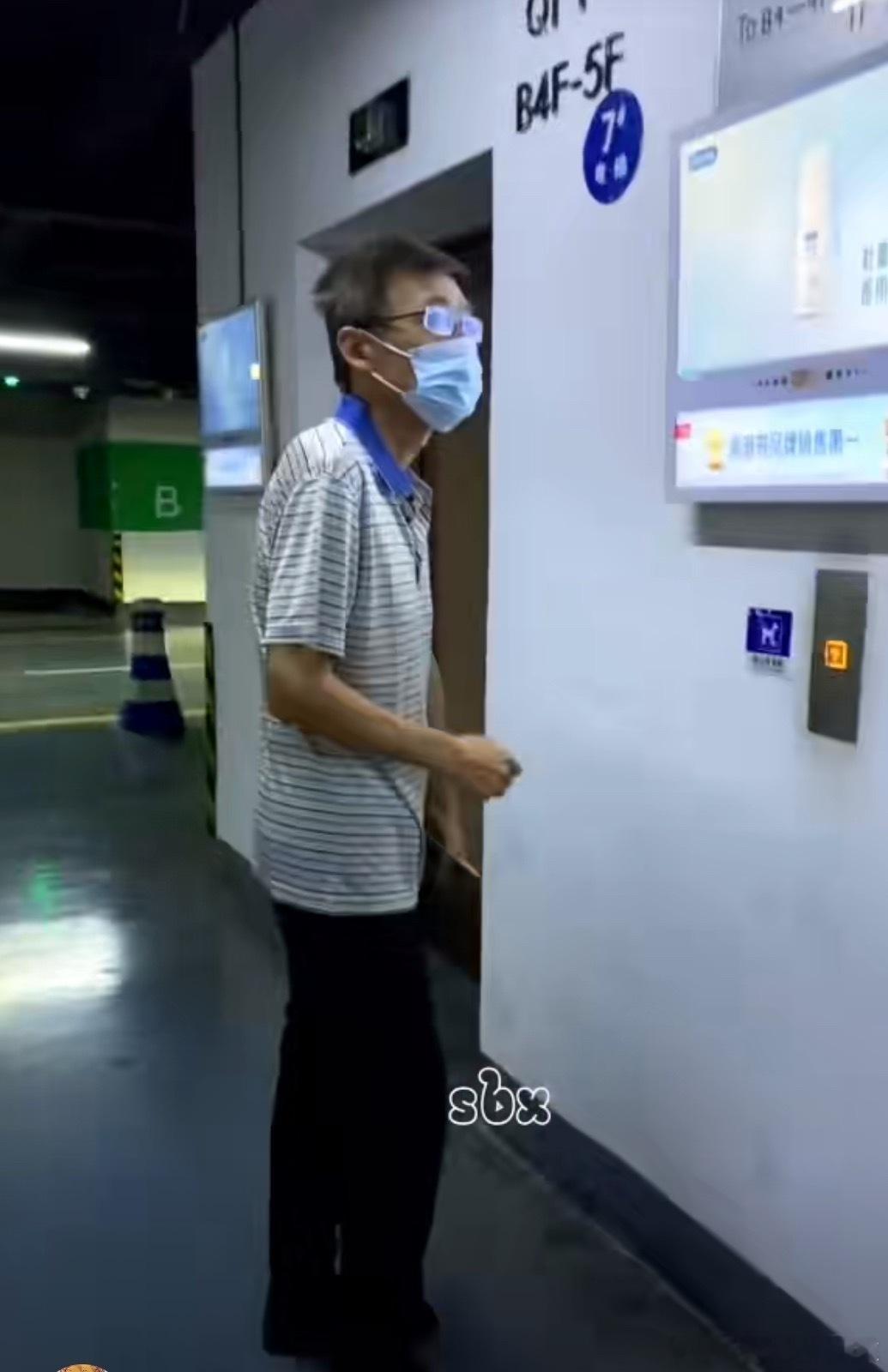 看着李飞日渐消瘦佝偻的身体 说明孩子多就是磨人😭 ​​​