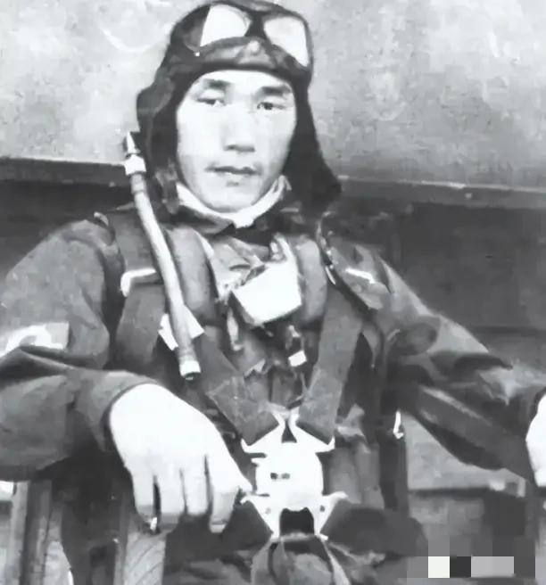 1939年，日军王牌飞行员，坠机后落长江，杀船工后被我军打死示众。

1939年