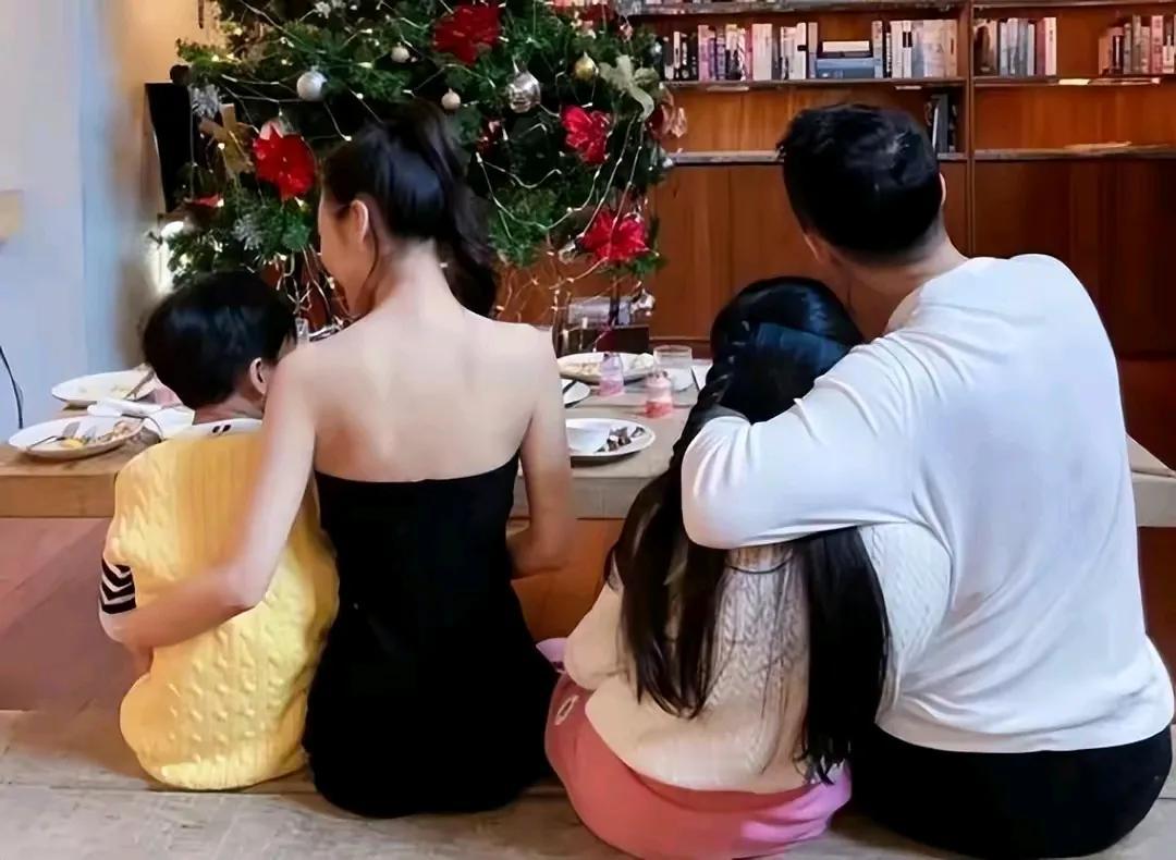 大S估计要气死了……。汪小菲携新老婆带着旧孩子一起家庭日，孩子爸和孩子奶奶都全程
