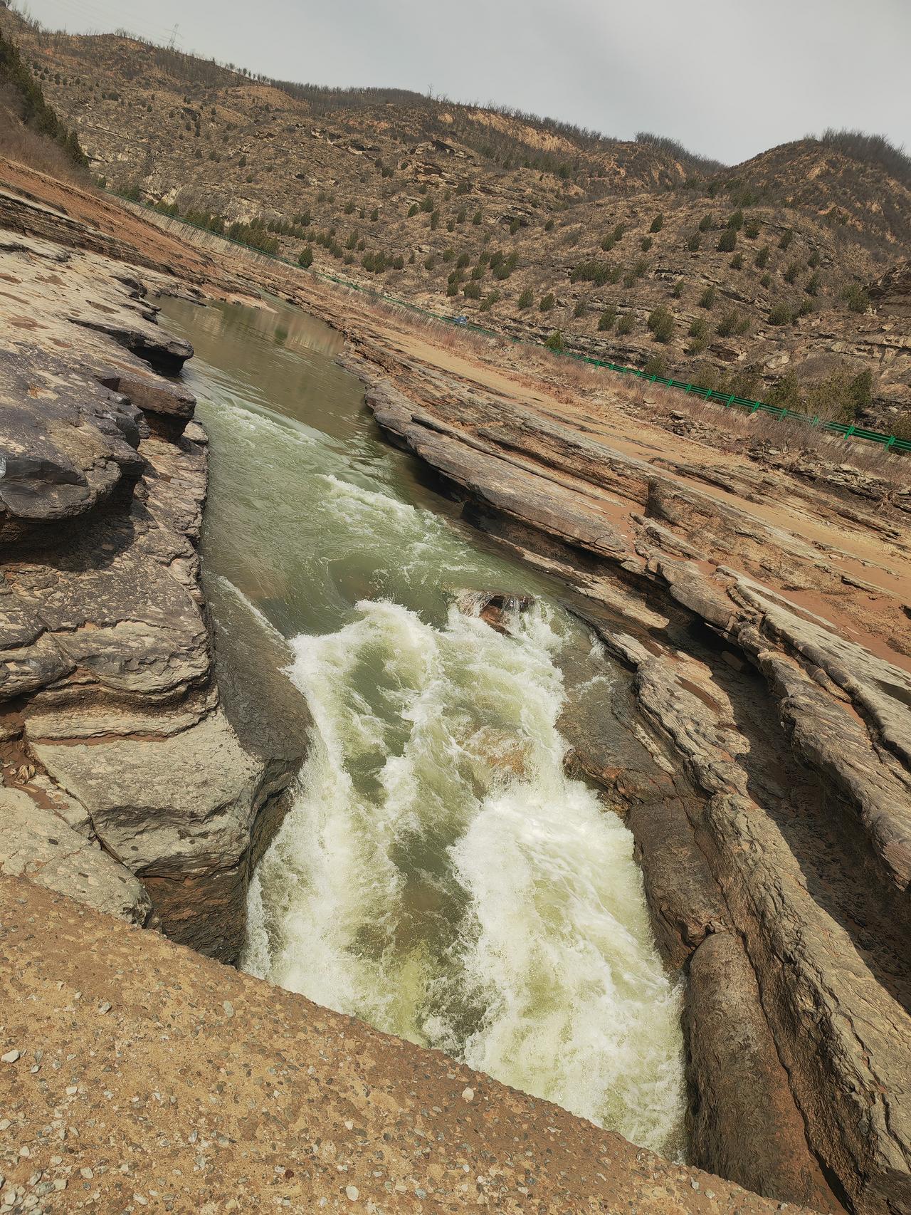 延河窄涧石拱记
    延长县张家滩镇朱家湾村，临延河南岸。延河九曲，绕陕北丘壑