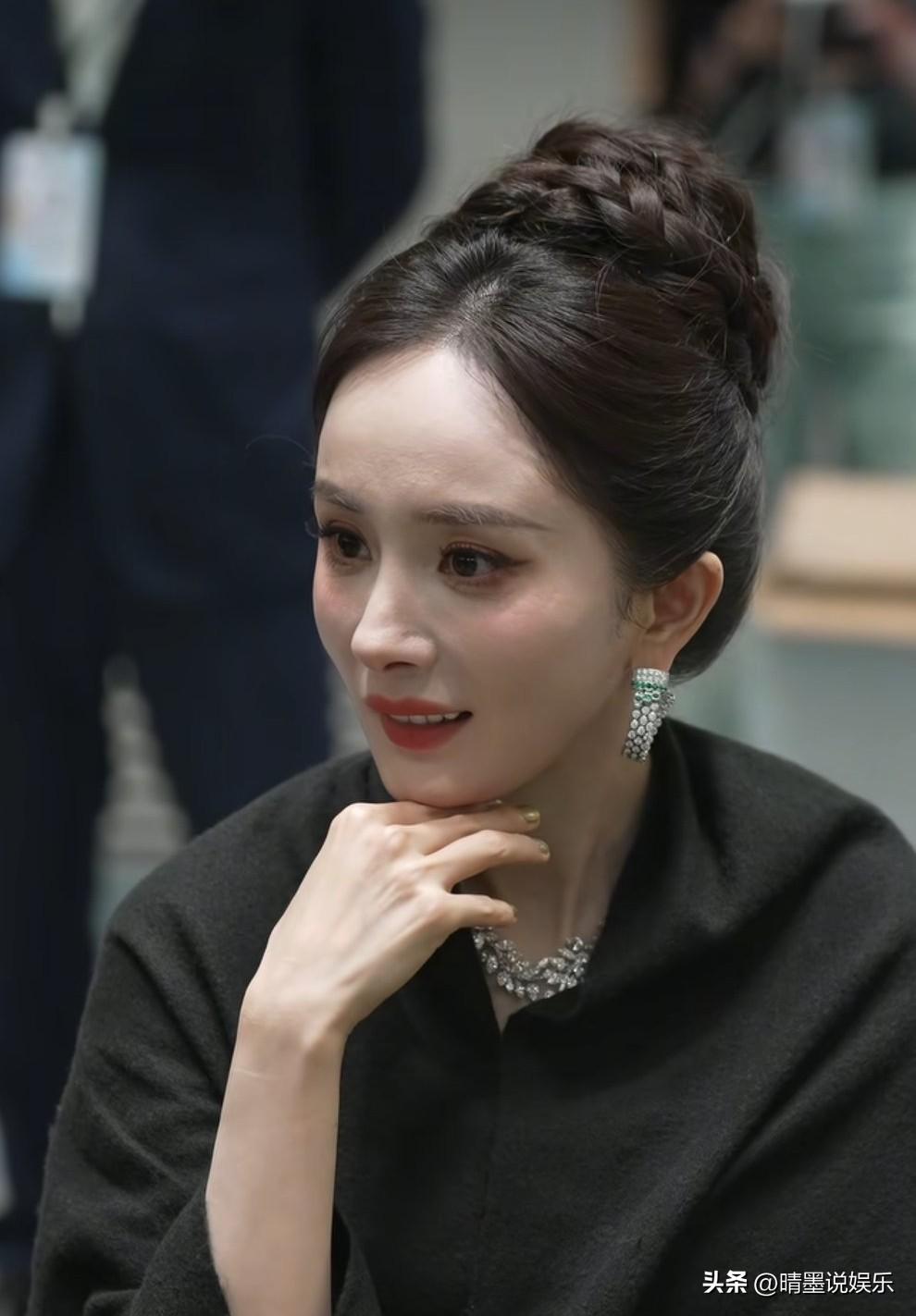 能抗住4K镜头和死亡顶灯的杨幂的颜值还有什么可说的？
大幂幂的演技被质疑过，人缘