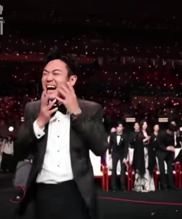 非科班出身的大鹏拿下百花奖最佳导演，领奖路上眼镜差点飞出去。
 
曾经拍短视频、