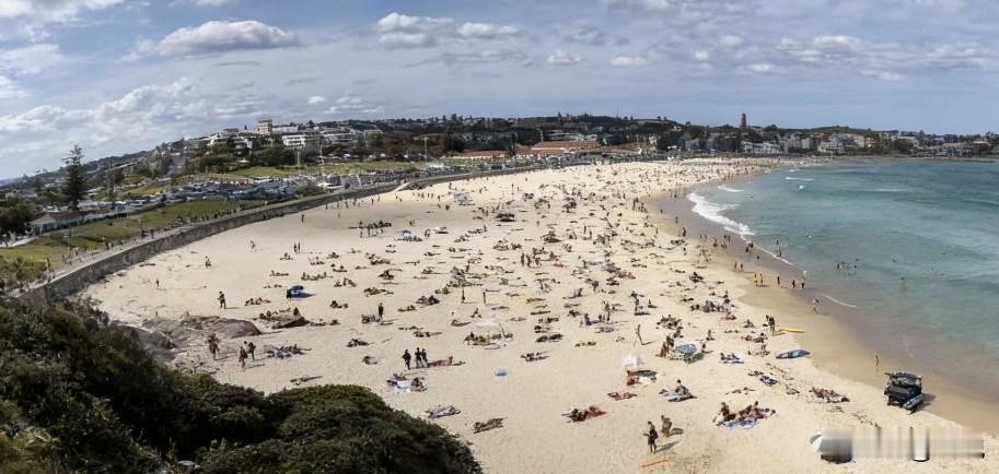 澳大利亚枪手挥手赶围观者？悉尼邦迪海滩，当地时间12月14日，上千人在那庆祝犹太