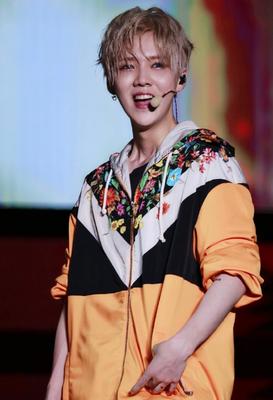 1、有消息称王一博将出演陈凯歌的新电影《舞男》，不少人都感叹他的电影资源明显飞升