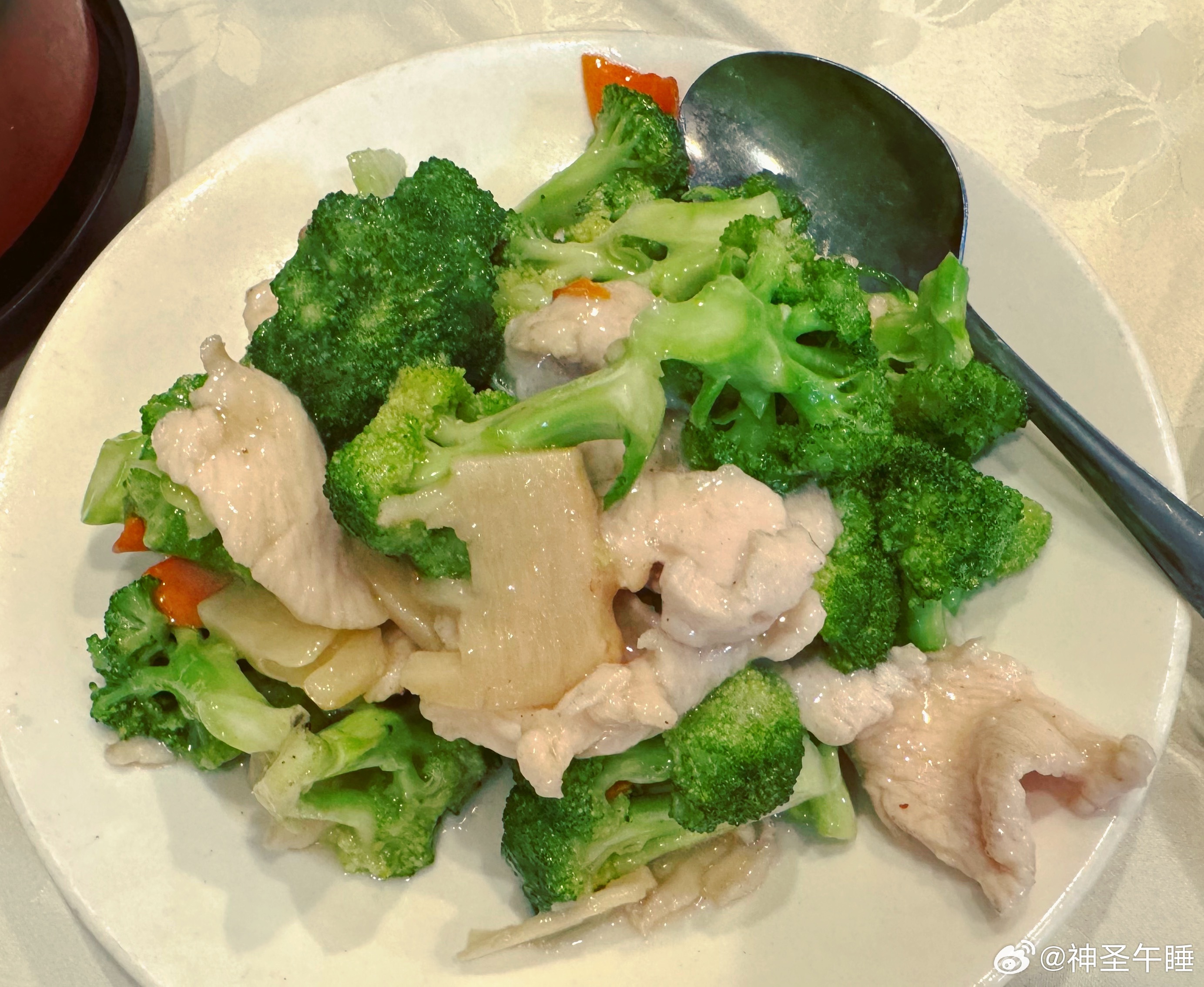 今天去吃了物美价廉的家常小炒，点了营养结构很不健康但是非常好吃的蚂蚁上树