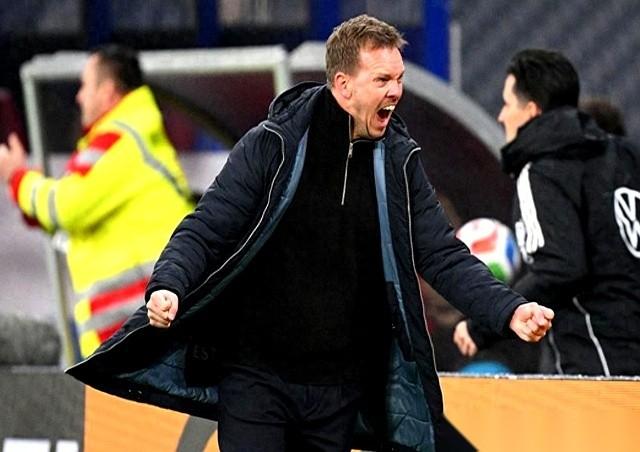 你说逗不逗，苏格兰和丹麦这对哥俩，本来手拉手出线，开开心心吃着火锅唱着歌，结果偏