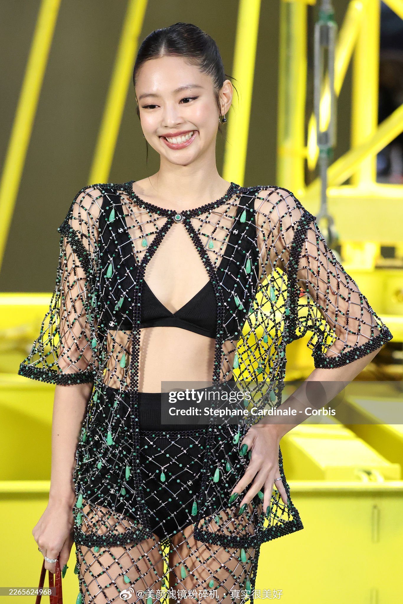 Jennie巴黎时装周Chanel大秀新闻图Jennie镂空透视装