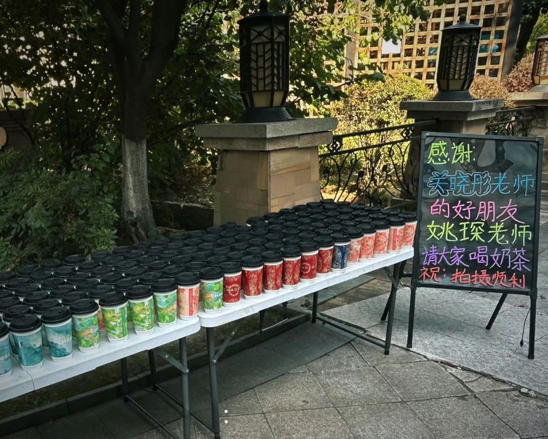 姚琛以关晓彤朋友的名义请《红掌》剧组喝奶茶，从《耀眼》到《我与爱同谋》两位友谊久